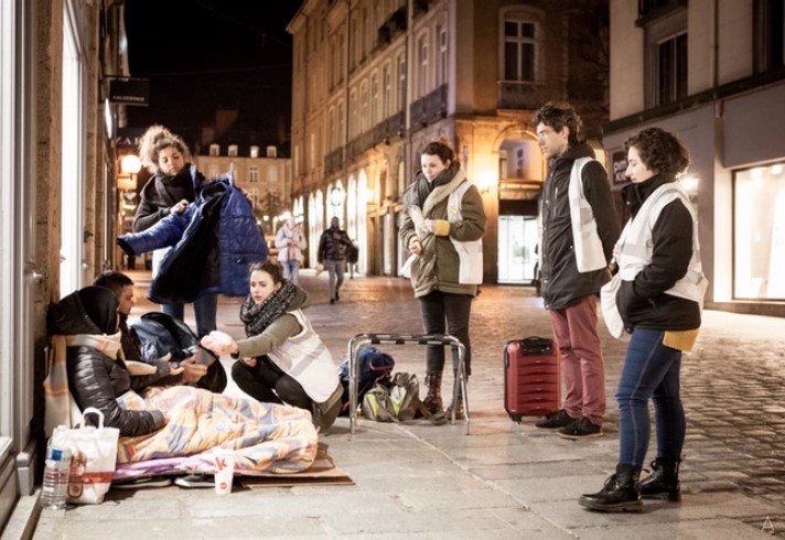 Les maraudes de bénévoles de Bulles Solidaires lors desquelles ils distribuent des produits d'hygiène et de première nécessité aux sans-abris de Rennes.