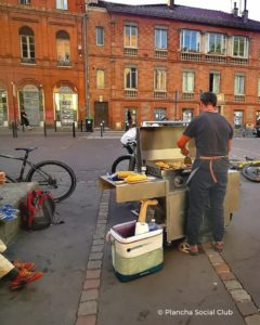À Toulouse, un artiste plasticien sillonne la ville avec sa plancha mobile, montée sur un vélo, pour servir des repas chauds aux sans-abri et leur offrir des moments de convivialité