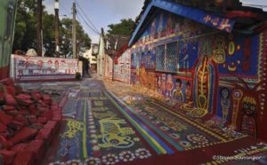 À Taïwan, un octogénaire a sauvé son village de la destruction en le repeignant complètement. Aujourd'hui devenu le Rainbow Village, il est considéré par les guides touristiques comme une merveille secrète du monde.