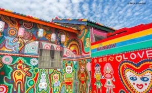 À Taïwan, un octogénaire a sauvé son village de la destruction en le repeignant complètement. Aujourd'hui devenu le Rainbow Village, il est considéré par les guides touristiques comme une merveille secrète du monde.