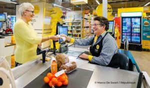 Aux Pays-Bas, l'enseigne de supermarchés Jumbo a ouvert depuis 2019 des "caisses de discussions", spécialement lente pour inciter à l'échange et lutter contre la solitude des personnes âgées.