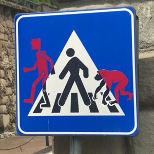 L'artiste français Clet Abraham transforme les mornes panneaux de signalisation urbains du monde entier pour égayer un peu la ville ou faire passer des messages en écho avec l'actualité