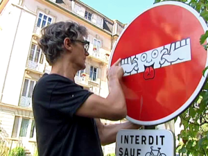 L'artiste français Clet Abraham transforme les mornes panneaux de signalisation urbains du monde entier pour égayer un peu la ville ou faire passer des messages en écho avec l'actualité