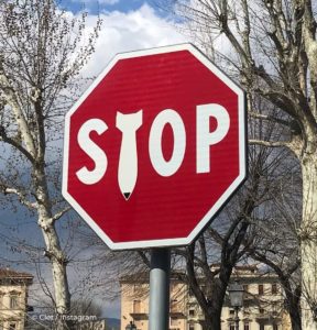 L'artiste français Clet Abraham transforme les mornes panneaux de signalisation urbains du monde entier pour égayer un peu la ville ou faire passer des messages en écho avec l'actualité