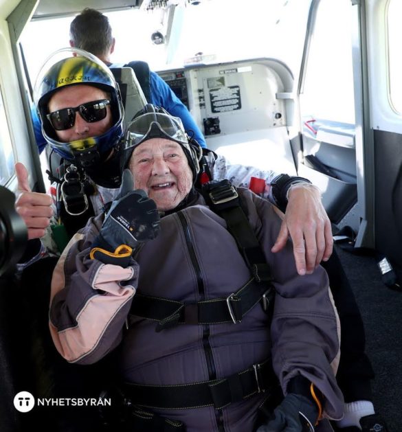 Rut Larsson, une Suédoise de 103 ans, a battu le record de la personne la plus âgée à sauter en parachute en tandem.