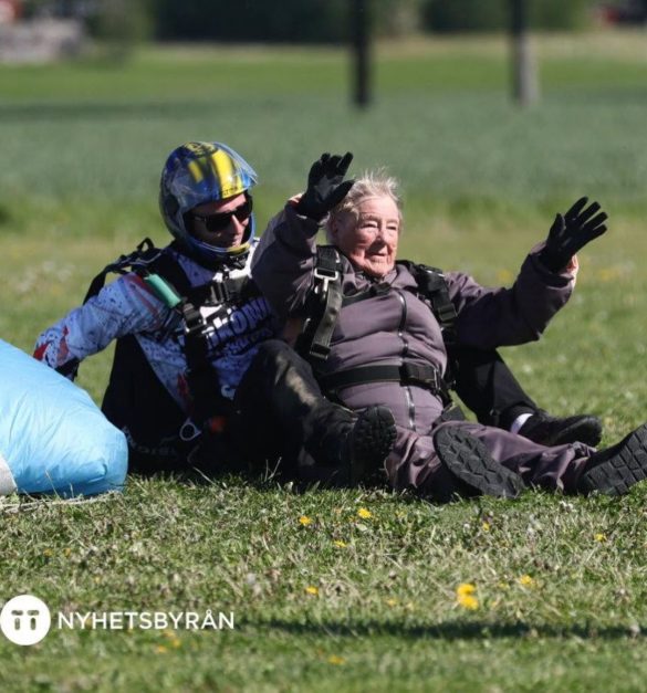 Rut Larsson, une Suédoise de 103 ans, a battu le record de la personne la plus âgée à sauter en parachute en tandem.